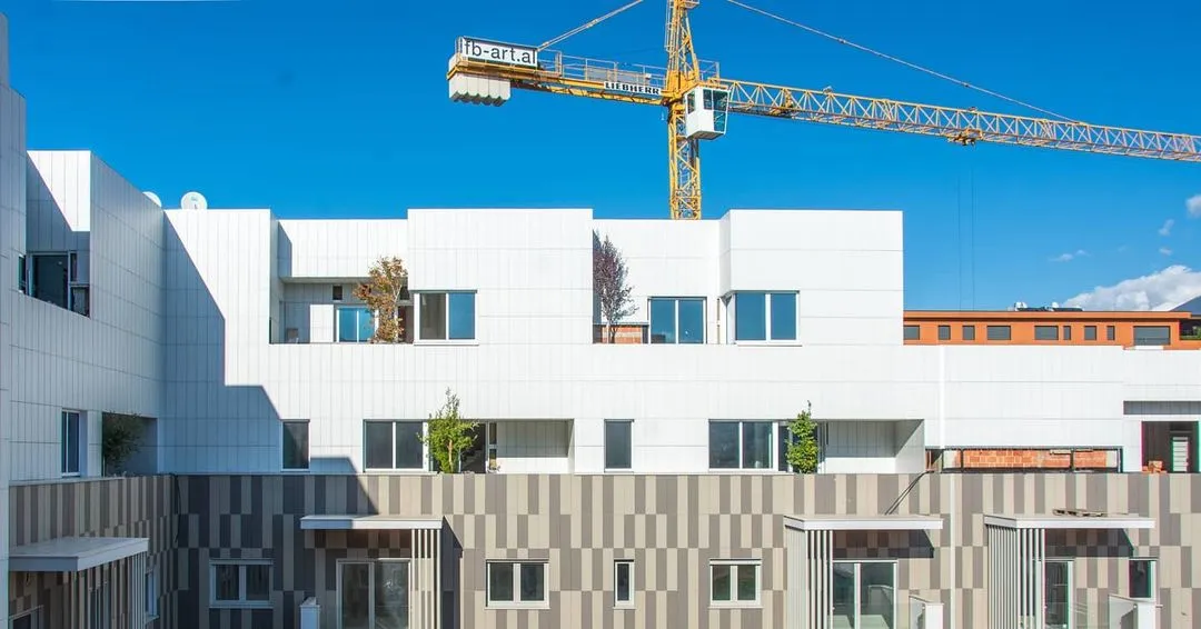 The Green Nest under construction, with the FB-ART tower crane above the complex