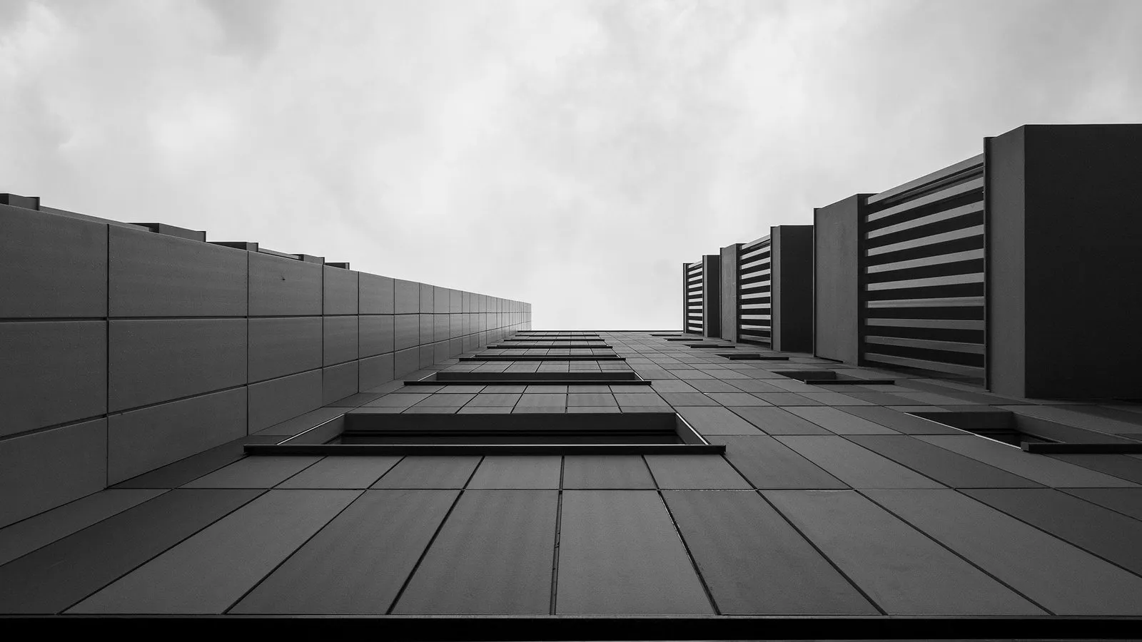 Facciata di un edificio moderno fotografata dal basso, in bianco e nero