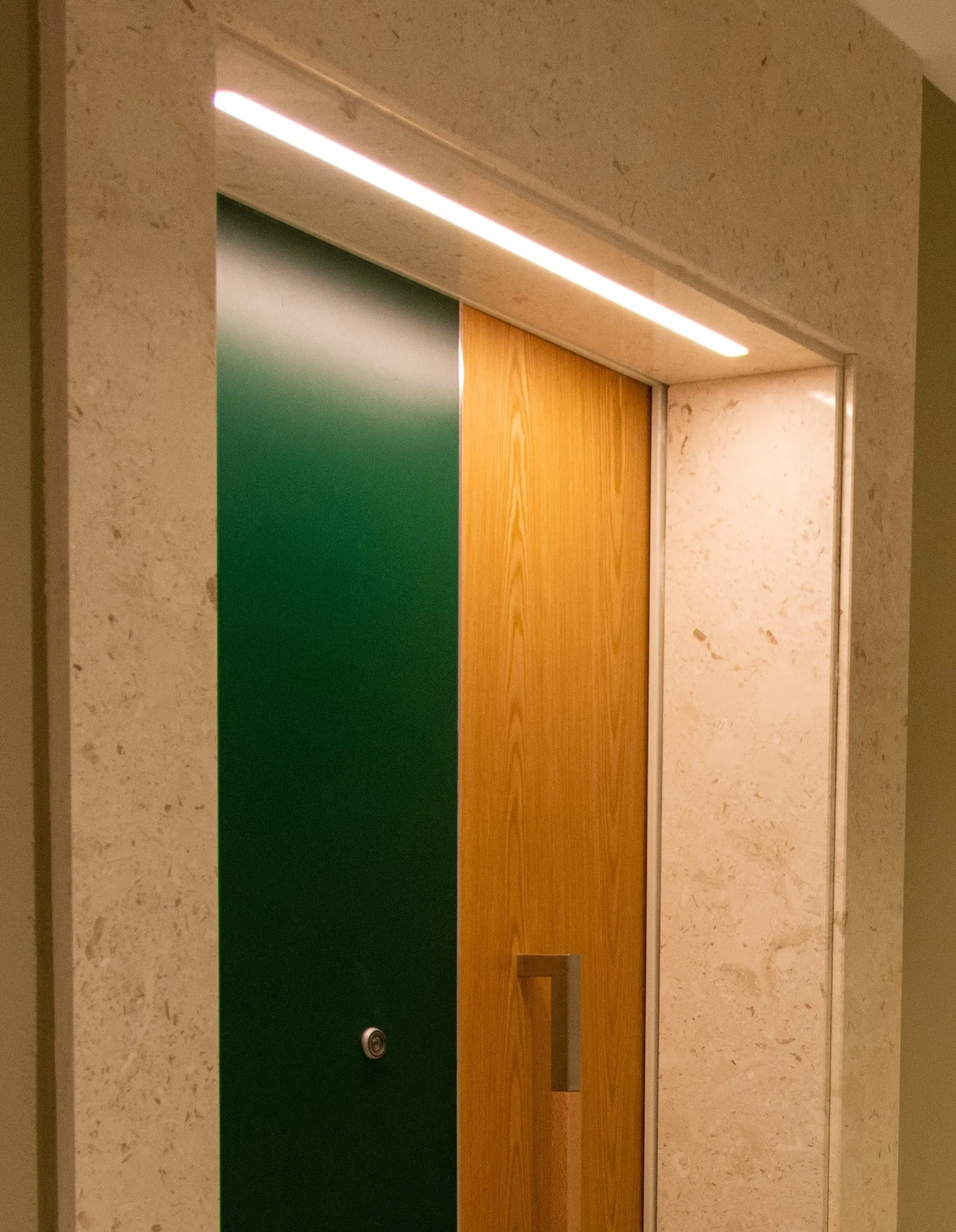 Porta d’ingresso dell’appartamento in legno e verde