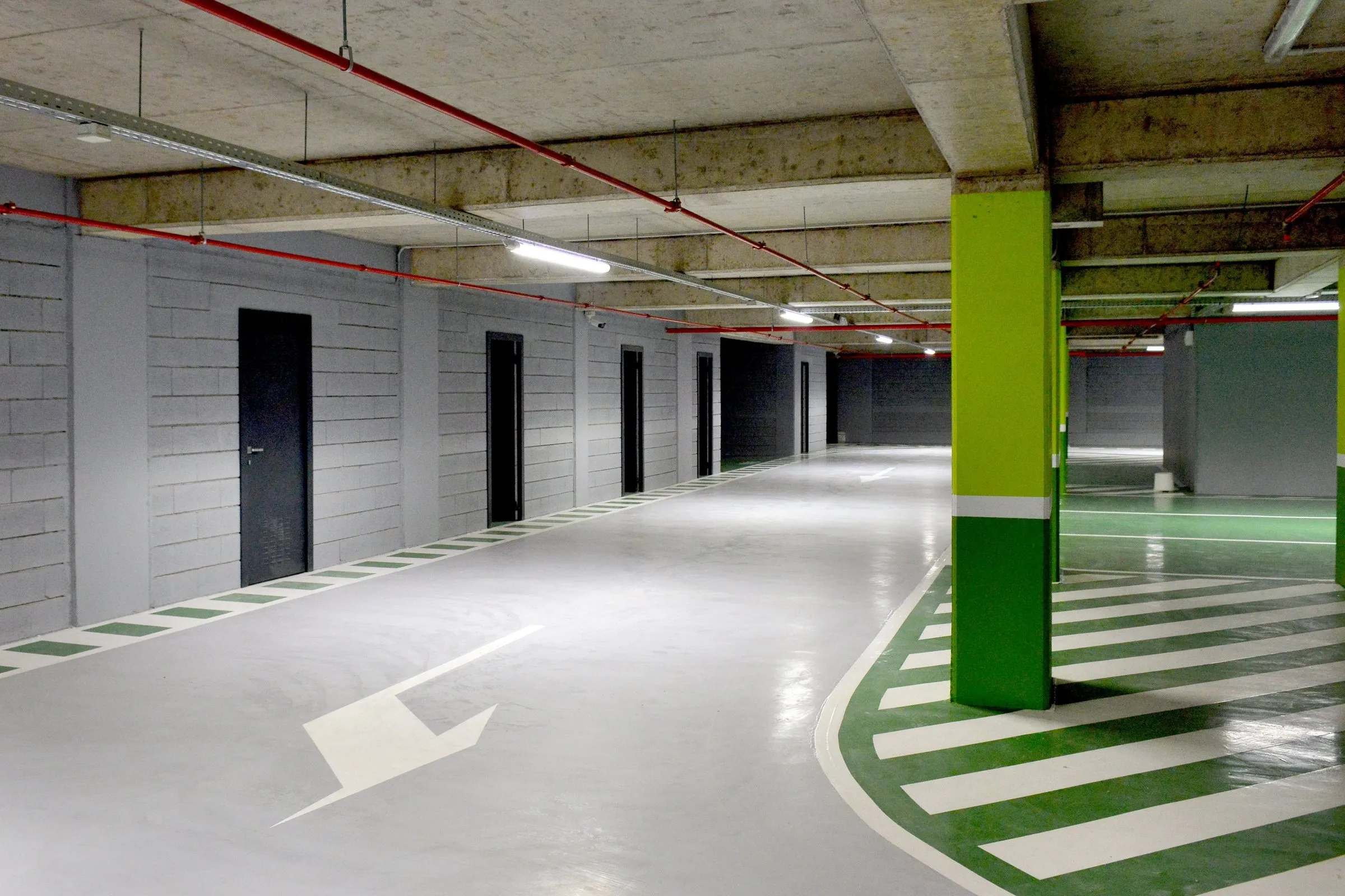 Corsia del parcheggio con segnaletica verde a terra