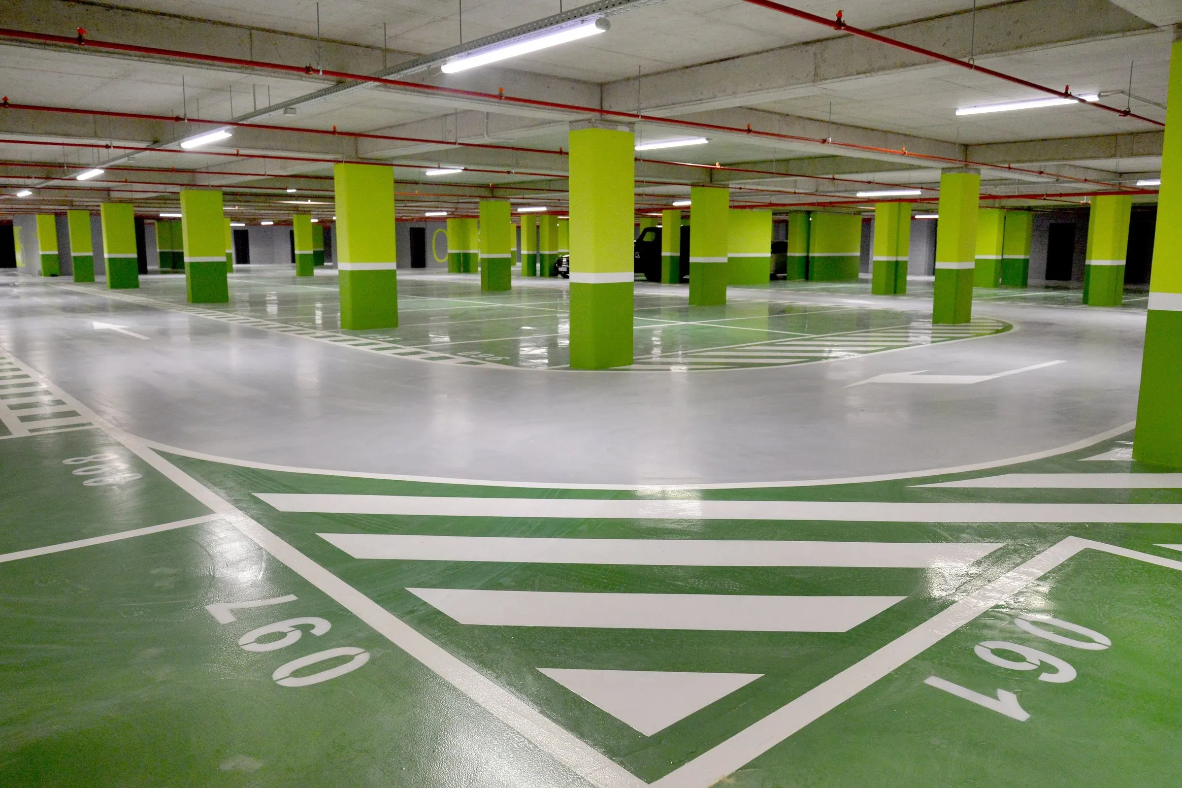 Sala del parcheggio interrato con colonne verdi